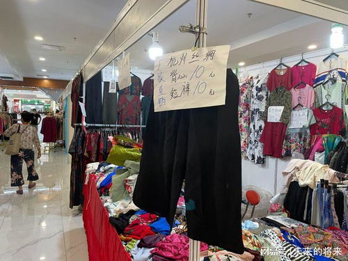 北京一商城 凄涼入夏 ,美食服裝現 10元攤 超低價